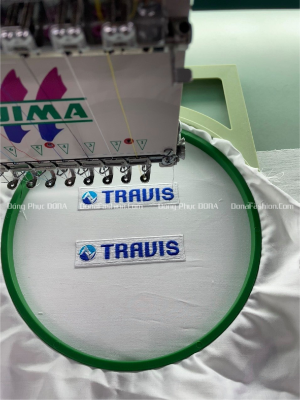 Thêu logo đồng phục TRAVIS
